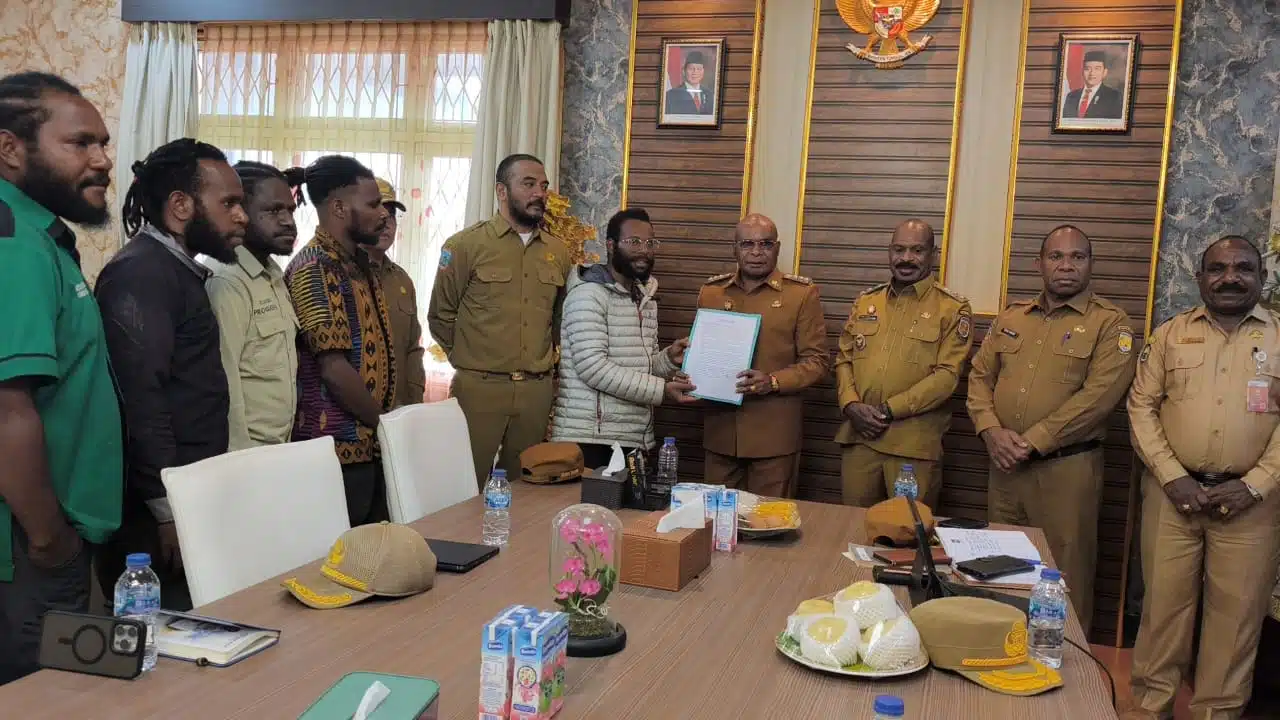 Mahasiswa Cabut Kembali Mosi Tidak Percaya, Bupati Elvis Tabuni Tegaskan Siap Cairkan Dana Mahasiswa